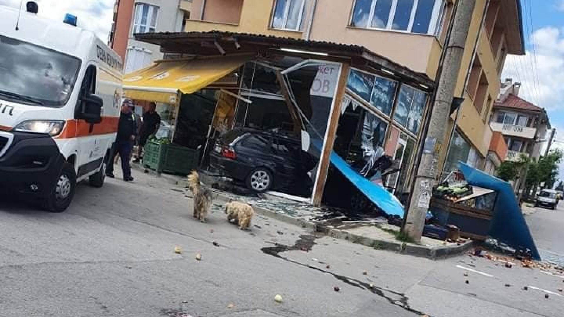 Кола се вряза във витрина на магазин в Гоце Делчев
