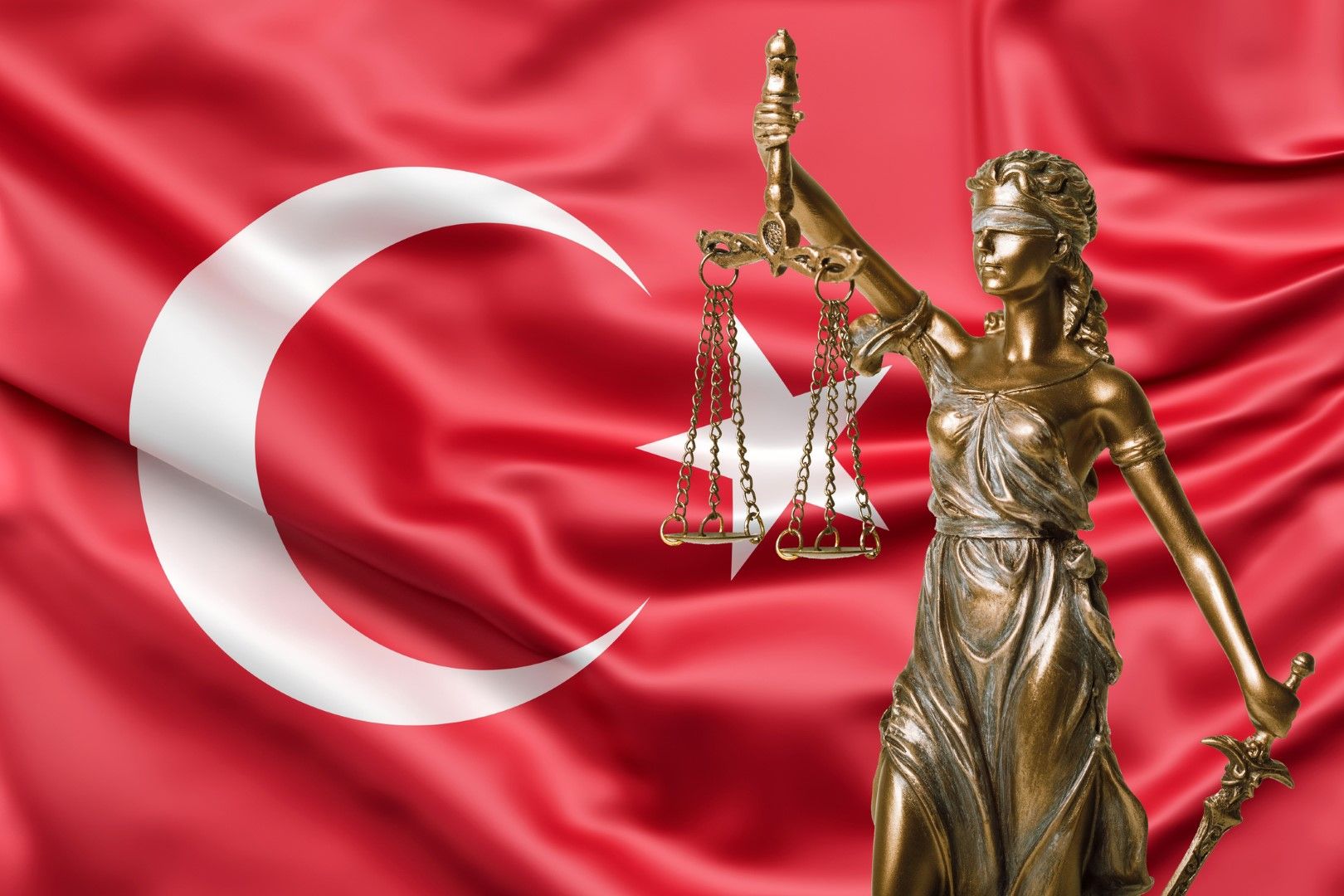 Критици твърдят, че турската съдебна система е използвана, за да наказва противници на президента Реджеп Тайип Ердоган, особено след опита за преврат през 2016 г., отбелязва Ройтрес. Президентът и неговата управляваща Партия на справедливостта и развитиет