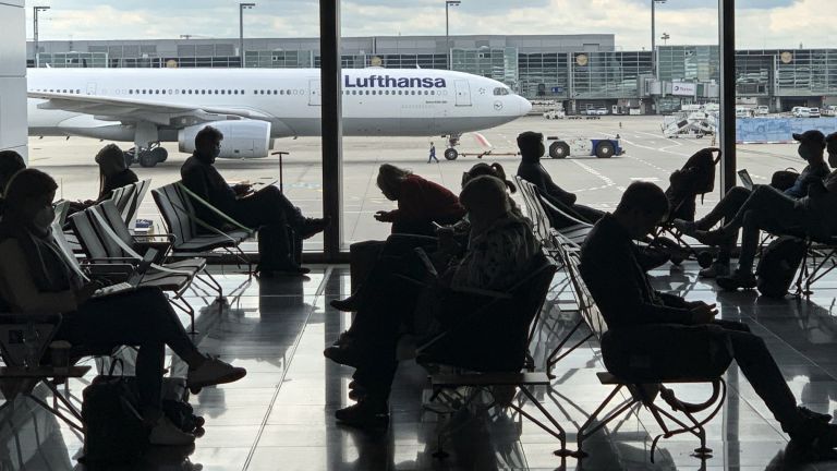 The family of billionaire Thiele sold half of its stake in Lufthansa for € 320 million.