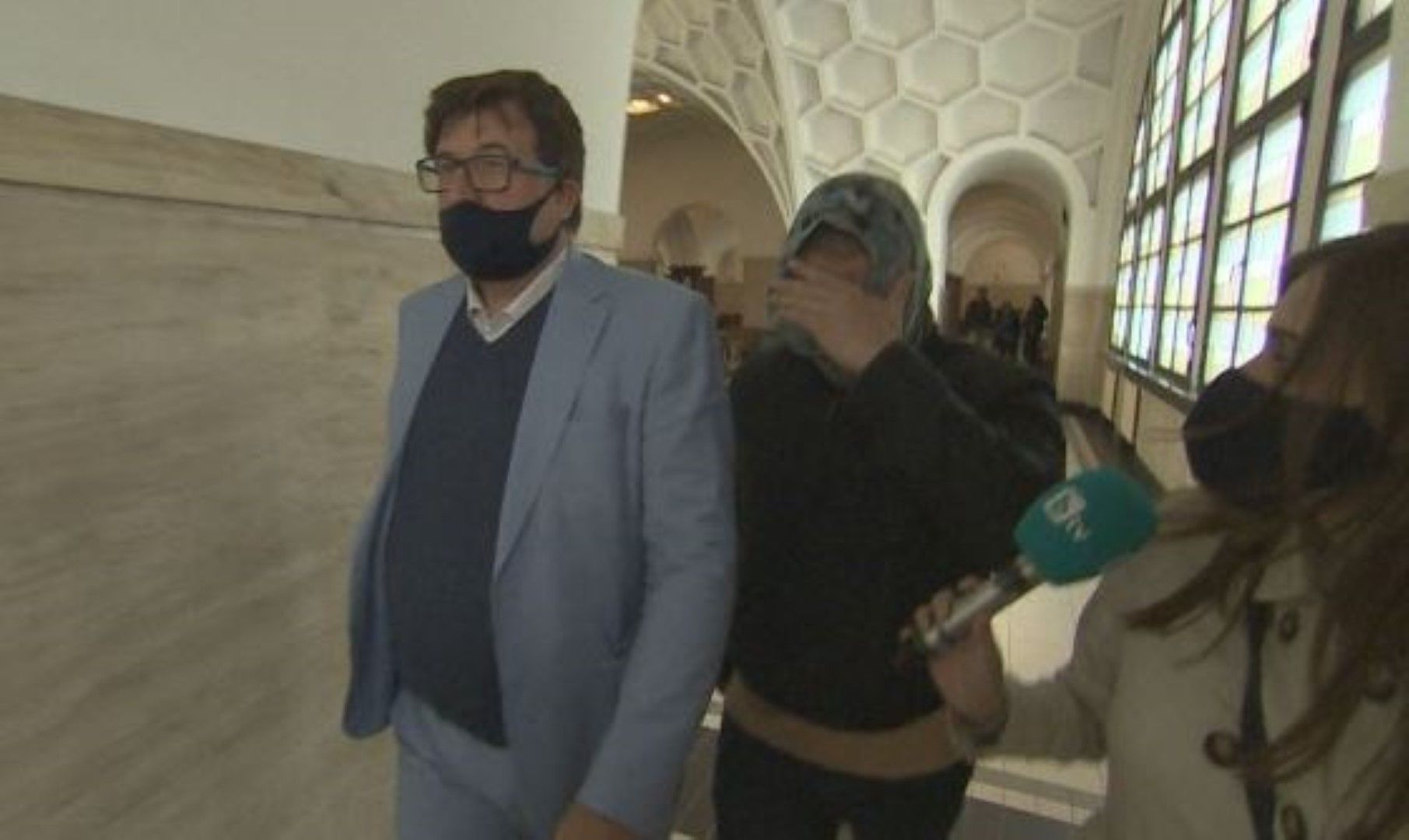 Адокатът Илиян Василев и подсъдимият по делото за смърт след спор на улицата Любомир Крумов 