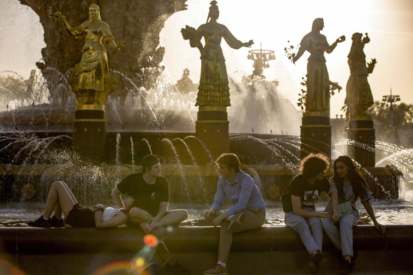Москва, 18 май. Гражданите на руската столица се наслаждават на хубавото време и не мислят за пандемия и ваксини