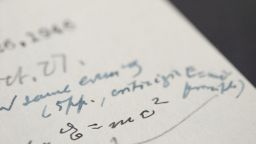 Писмо, в което Айнщайн е написал прочутото си уравнение, беше продадено за 1,2 милиона долара