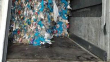 Над 11 камиона с пластмасови отпадъци които са с произход