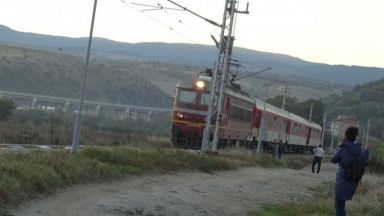 Самосвал с вдигната каросерия при преминаване на прелез е скъсал