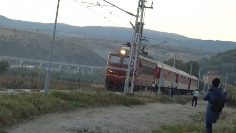 Самосвал с вдигната каросерия, при преминаване на прелез, е скъсал