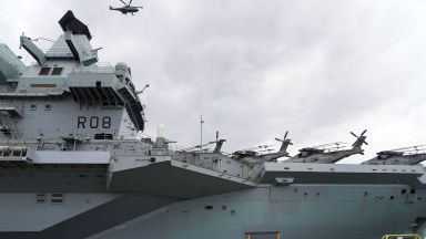 Британската кралица Елизабет Втора посети новия самолетоносач на кралския военноморски