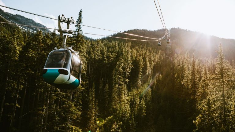 Най-малко осем души загинаха днес, след като кабинка от закрития