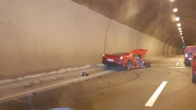Тежка катастрофа между Ферари и джип е станала в тунела