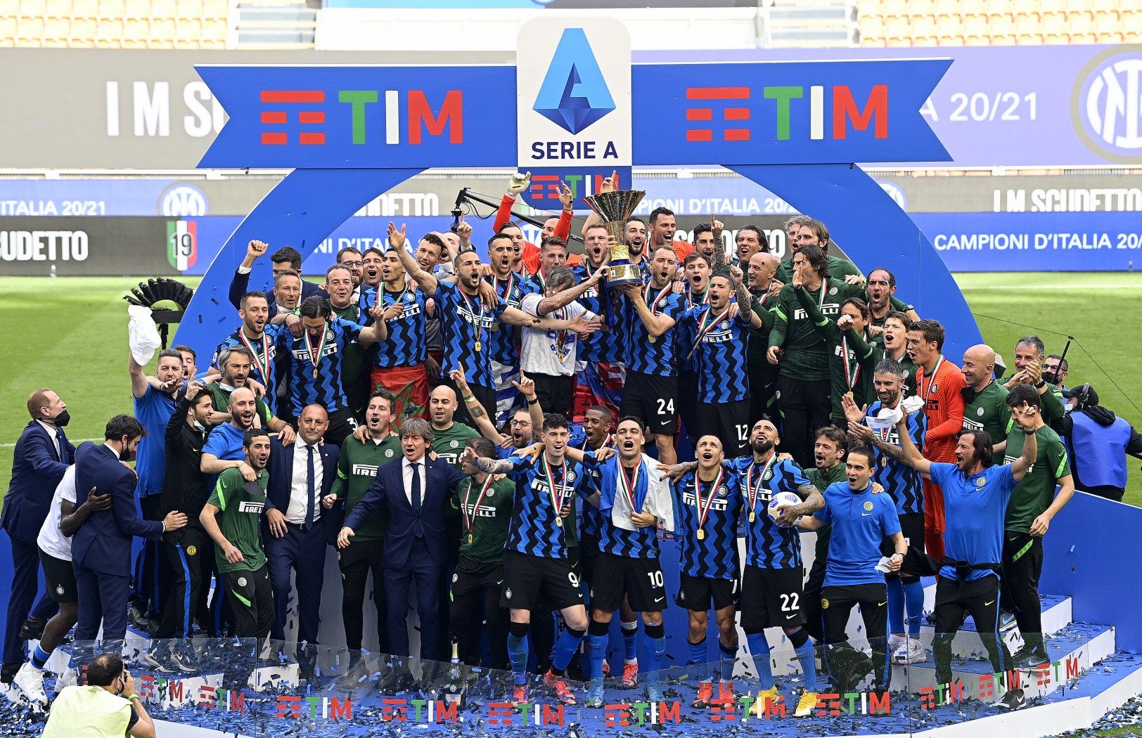 Интер е шампион след 11 години чакане, спирайки серия от 9 поредни титли на Италия за Ювентус.