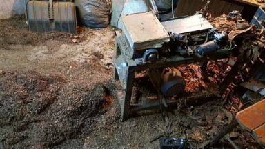 Митнически служители разкриха цех за производство на акцизни стоки