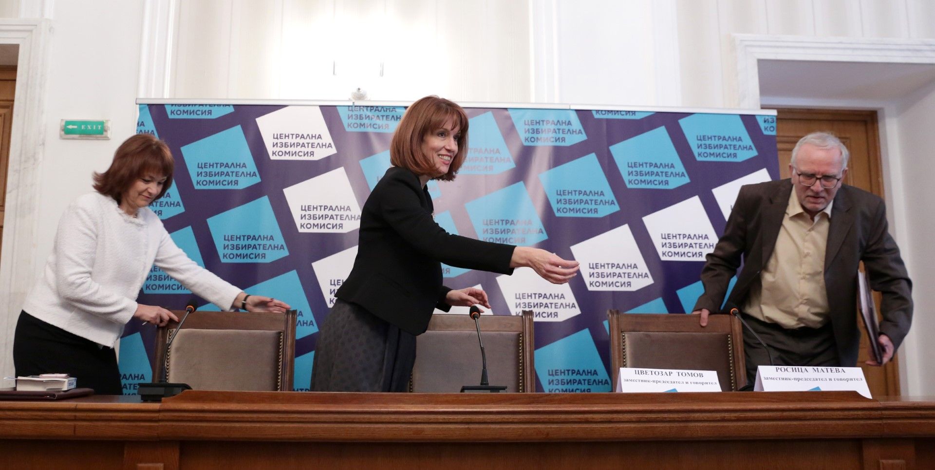 Председателят на Централната избирателна комисия (ЦИК) Камелия Нейкова (средата) и зам.-председателите и говорители Цветозар Томов (дясно) и Росица Матева (ляво) участваха в пресконференция в сградата на комисията на 20 май