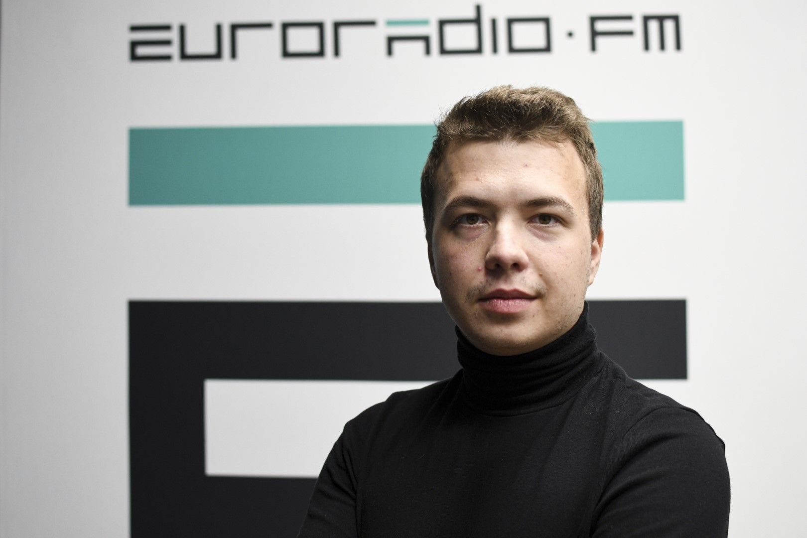 Снимка, публикувана от Европейското радио за Беларус, журналистът Роман Протасевич позира за снимка пред знака euroradio.fm в Минск, 17 ноември 2019 г. 