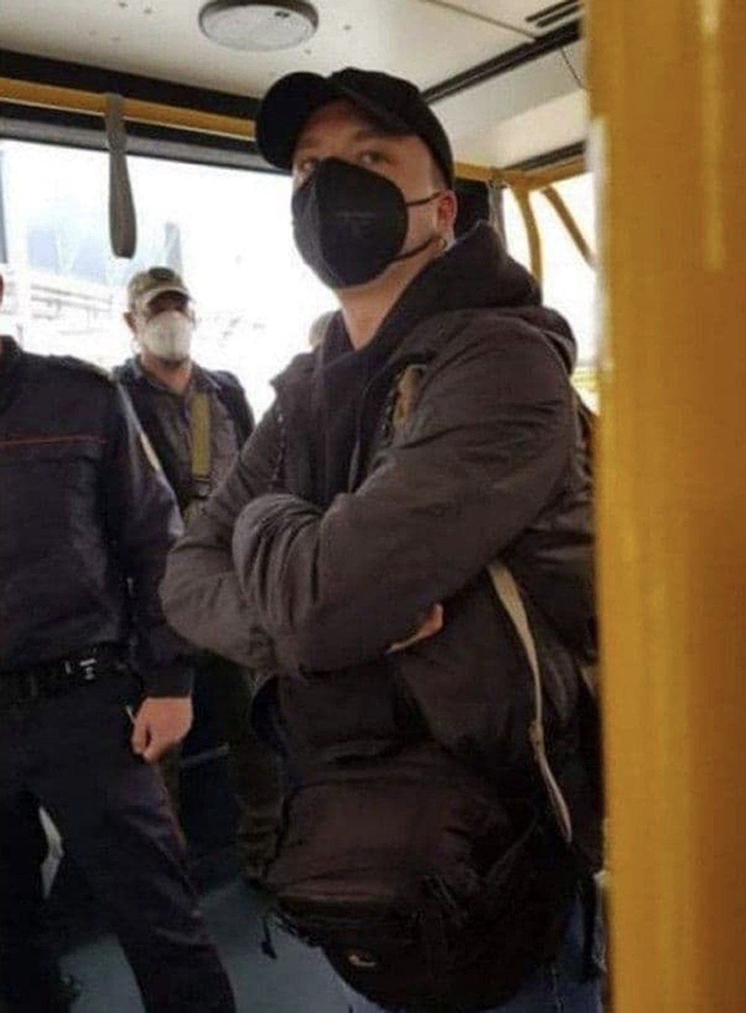 Роман Протасович в автобуса, след като е бил арестуван на летището в Минск 