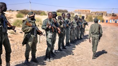 Военни арестуваха президента Ба Ндау и министър председателя Моктар Уан на