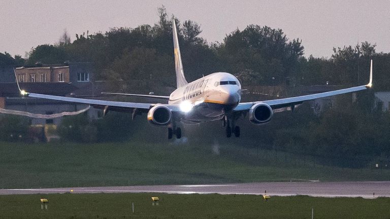 Нискотарифна авиокомпания ще глобява с по 500 евро буйните пътници