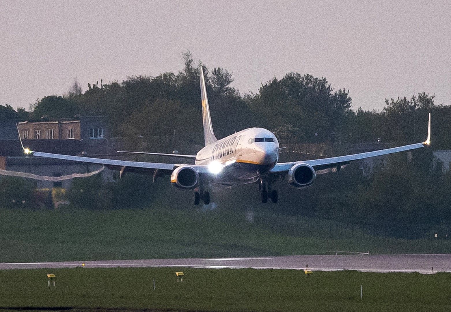 Самолетът на Ryanair каца на летището във Вилнюс, Литва, след като бе освободен от властите в Минск, неделя, 23 май 2021 г.