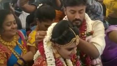 Сватба в самолет заобиколи мерките по локдауна в Индия (видео)