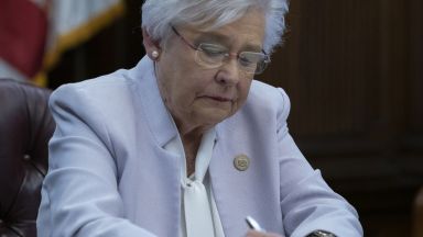 Губернаторката на Алабама Кей Айви подписа вчера закон забраняващ на