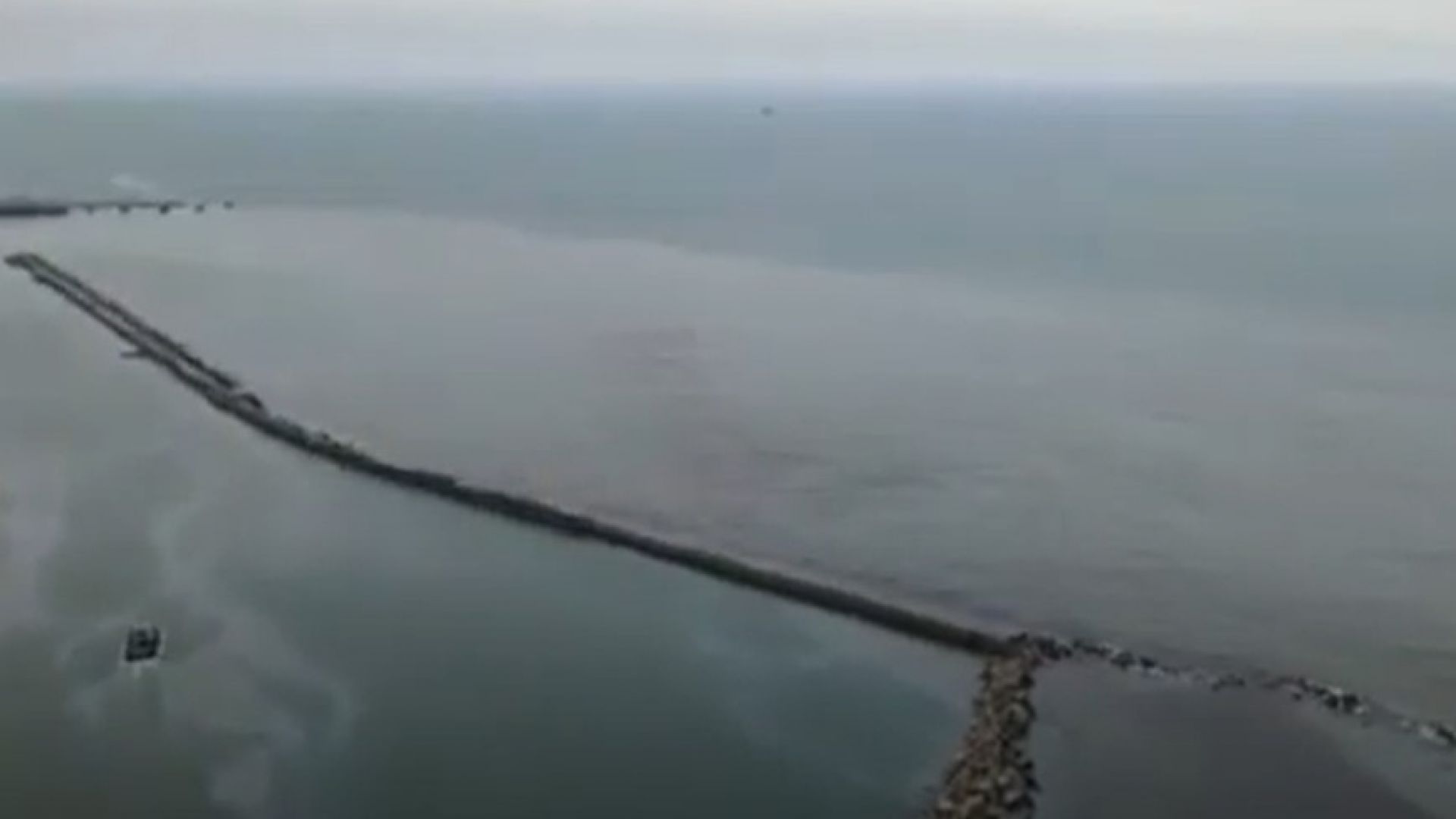 Разлив на нефтопродукти в Черно море вдигна на крак руските власти (видео)