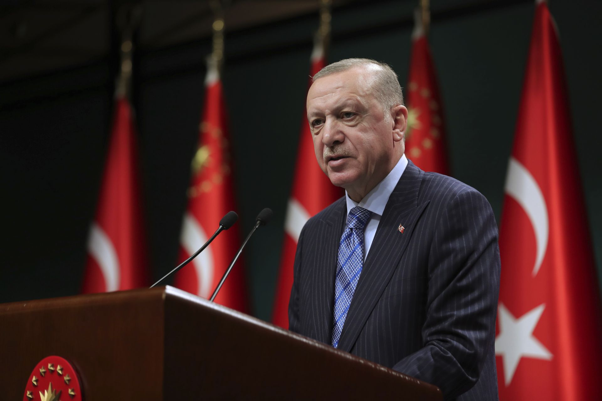 Президентът Ердоган няколко пъти през последните години сменя гуверньора на централната банка