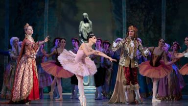 10 тона балетен декор потеглят от Москва за София