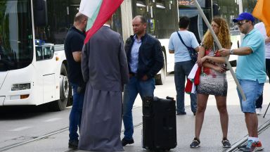 Протест пред ДАНС срещу незаконното подслушване в държавата блокира транспорта