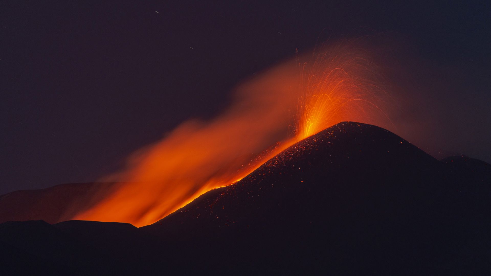  Етна отново изригна, прати пепел и дим на 4 км над остров Сицилия (снимки и видео)