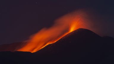 Вулканът Етна на остров Сицилия отново изригна днес и прати