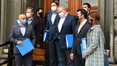 Точно в 9 часа тази сутрин представители на ГЕРБ СДС внесоха