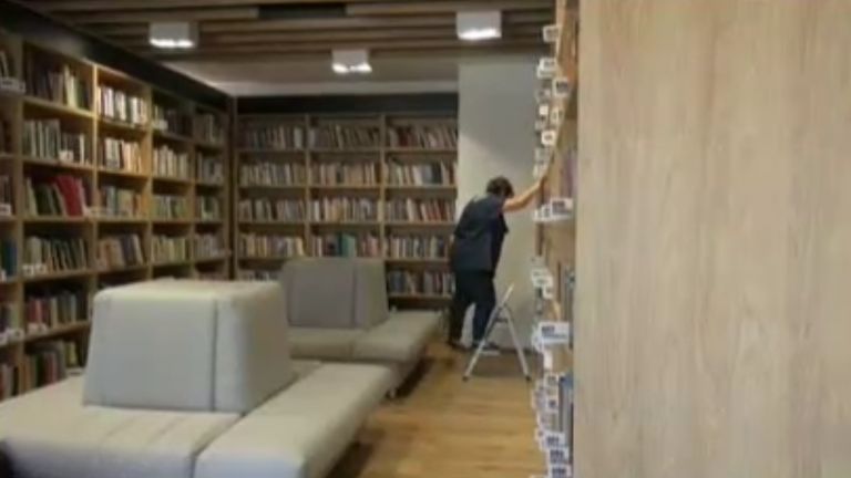 Опашки за новата библиотека в Бургас. От близо месец най-модерният