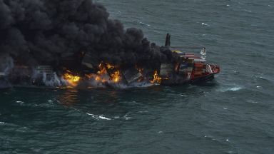 Пожар на контейнеровоз превозващ химикали бушува вече шести ден край