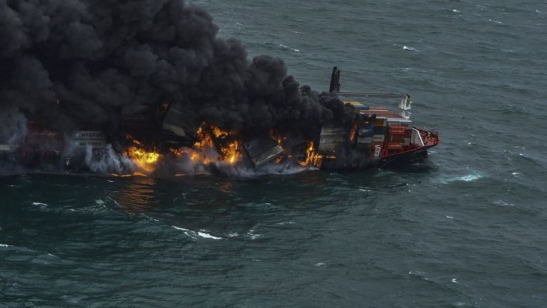 Пожар на контейнеровоз, превозващ химикали, бушува вече шести ден край