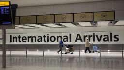 Британските летища могат да се откажат от ограниченията за течности в багажа 