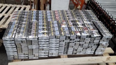 Откриха 31 840 къса контрабандни цигари, скрити в компютри (снимки)