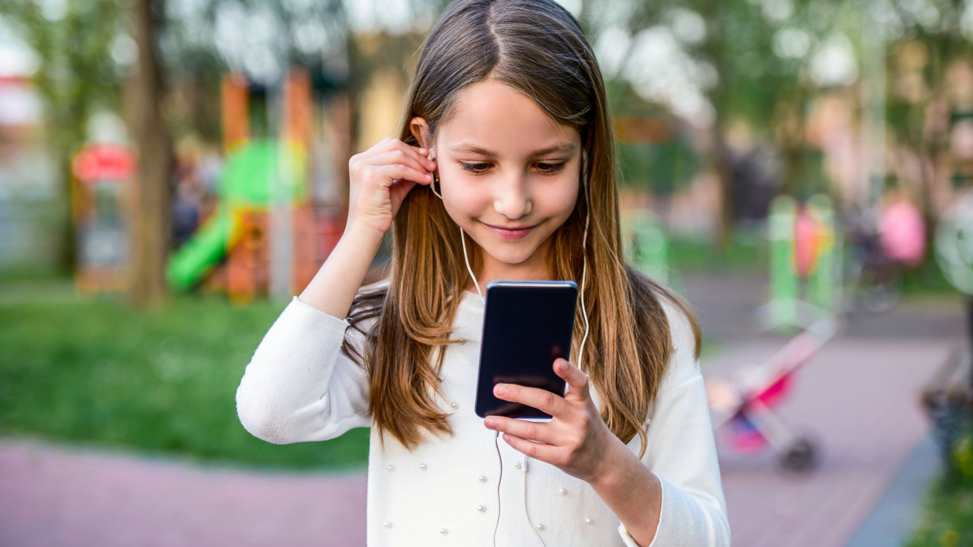 Смартфонът може да помогне на детето ви да развие интерес към музика или филми, затова не бива да му забранявате да го ползва