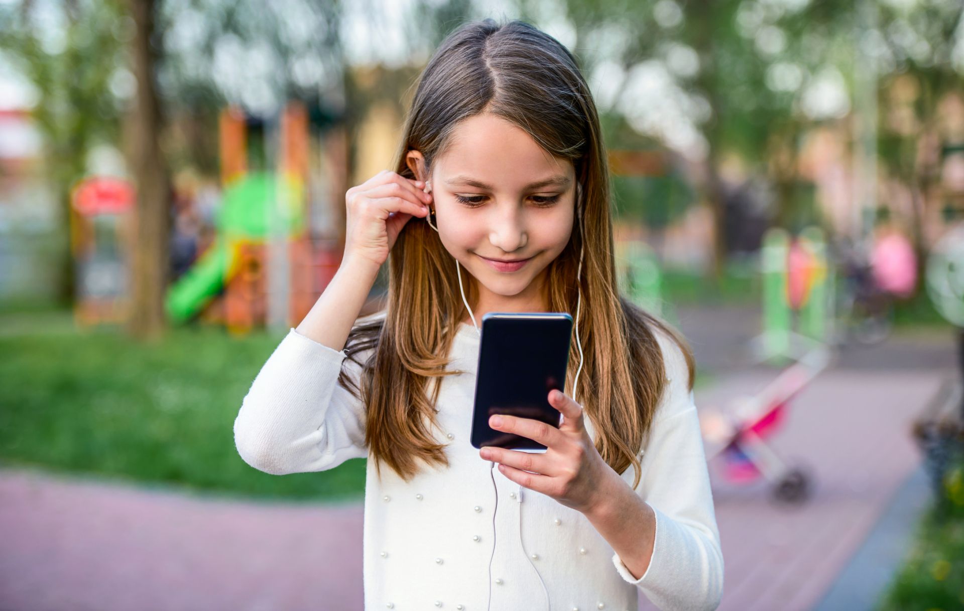 Смартфонът може да помогне на детето ви да развие интерес към музика или филми, затова не бива да му забранявате да го ползва