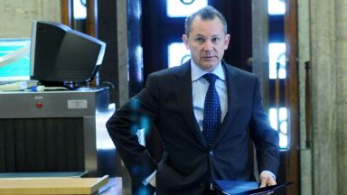 Трябва да си отидат всички до ниво началник отдел Това