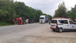 Цистерна се преобърна на пътя Русе - Разград, има теч на гориво