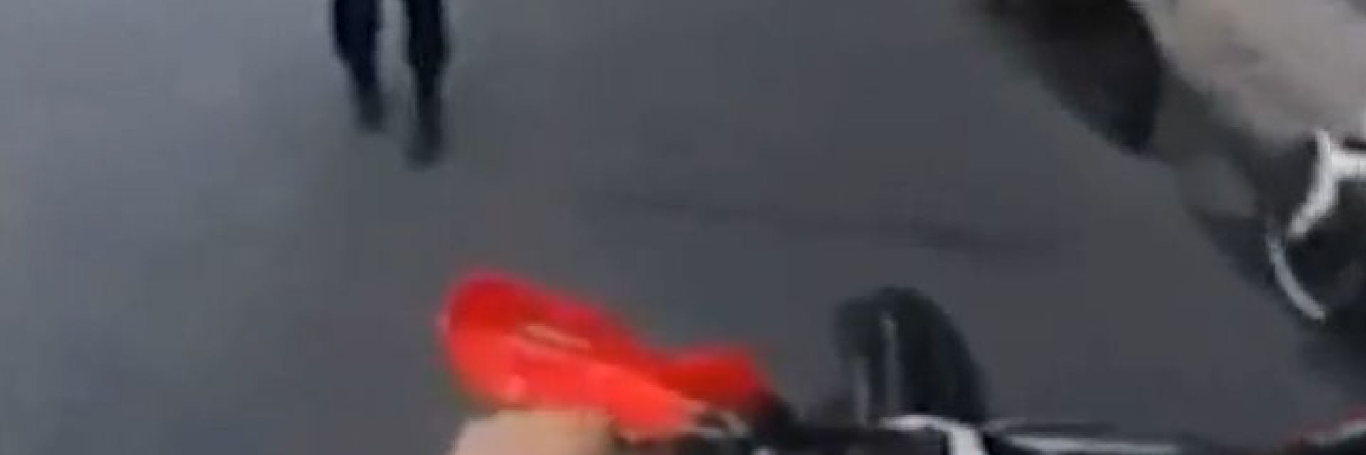 Моторист едва не прегази полицаи на оживен булевард в Пловдив (видео)