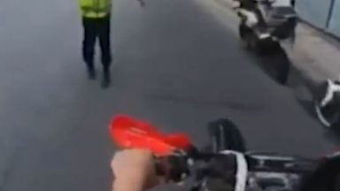 Моторист едва не прегази полицаи на оживен булевард в Пловдив