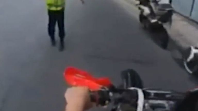 Моторист едва не прегази полицаи на оживен булевард в Пловдив.