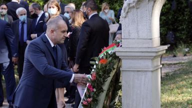 Българската делегация водена от президента Румен Радев отдаде почит пред