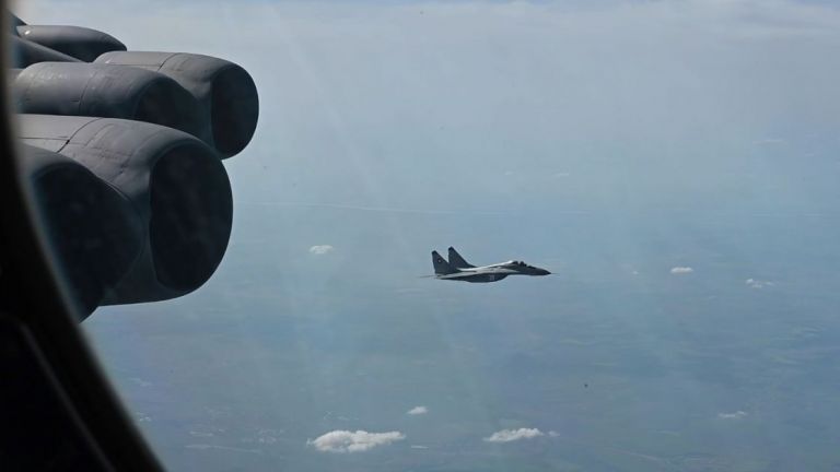 Български изтребител МиГ-29 е участвал в учение с американски бомбардировач