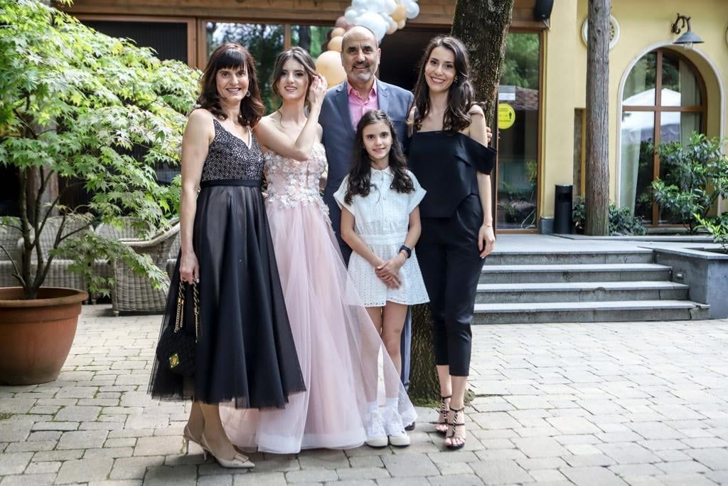 Цветан и съпругата му с трите си дъщери Василена, Гергана и София