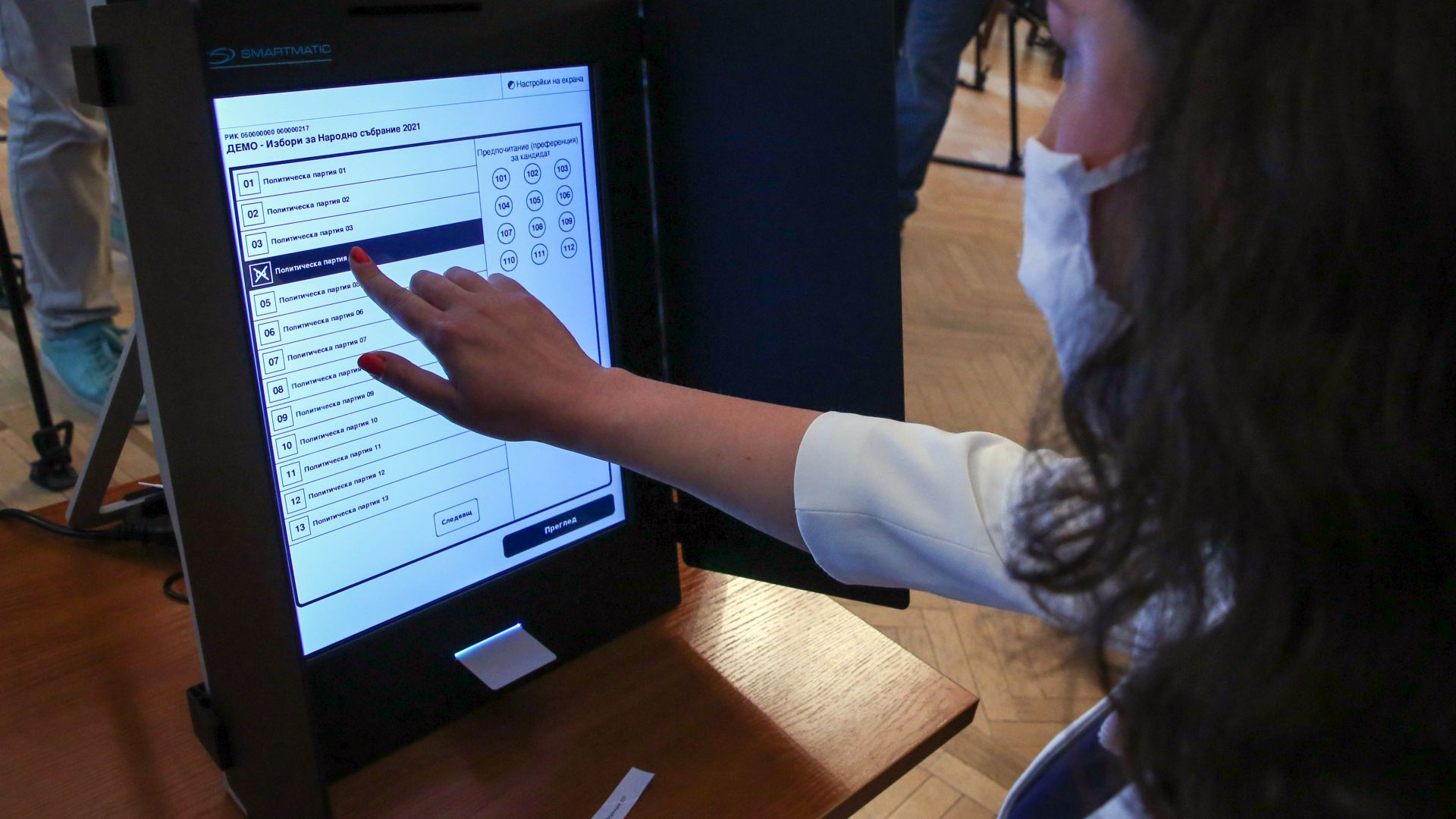 ЦИК проведе експеримент - колко души могат да гласуват за час с машина (снимки) 