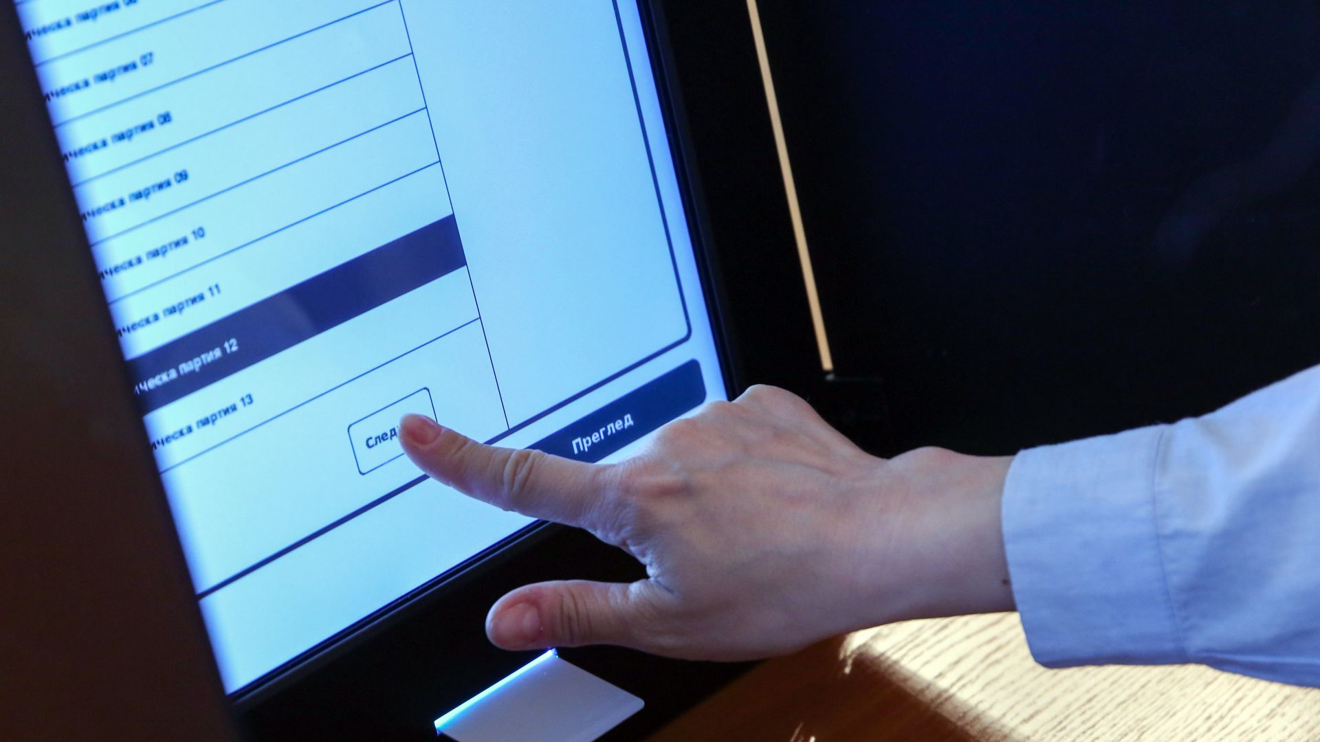 Започват пробни гласувания с машина в цялата страна за неуверени избиратели
