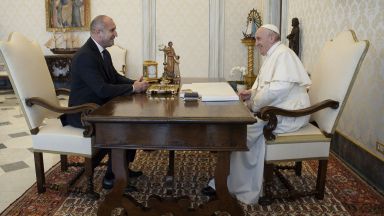 Президентът Румен Радев подари на папа Франциск икона домашен триптих