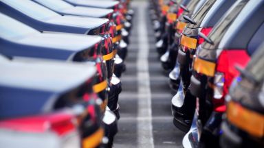 Трети месец поред нарастват продажбите на нови коли в Европа, но темповете вече се забавят