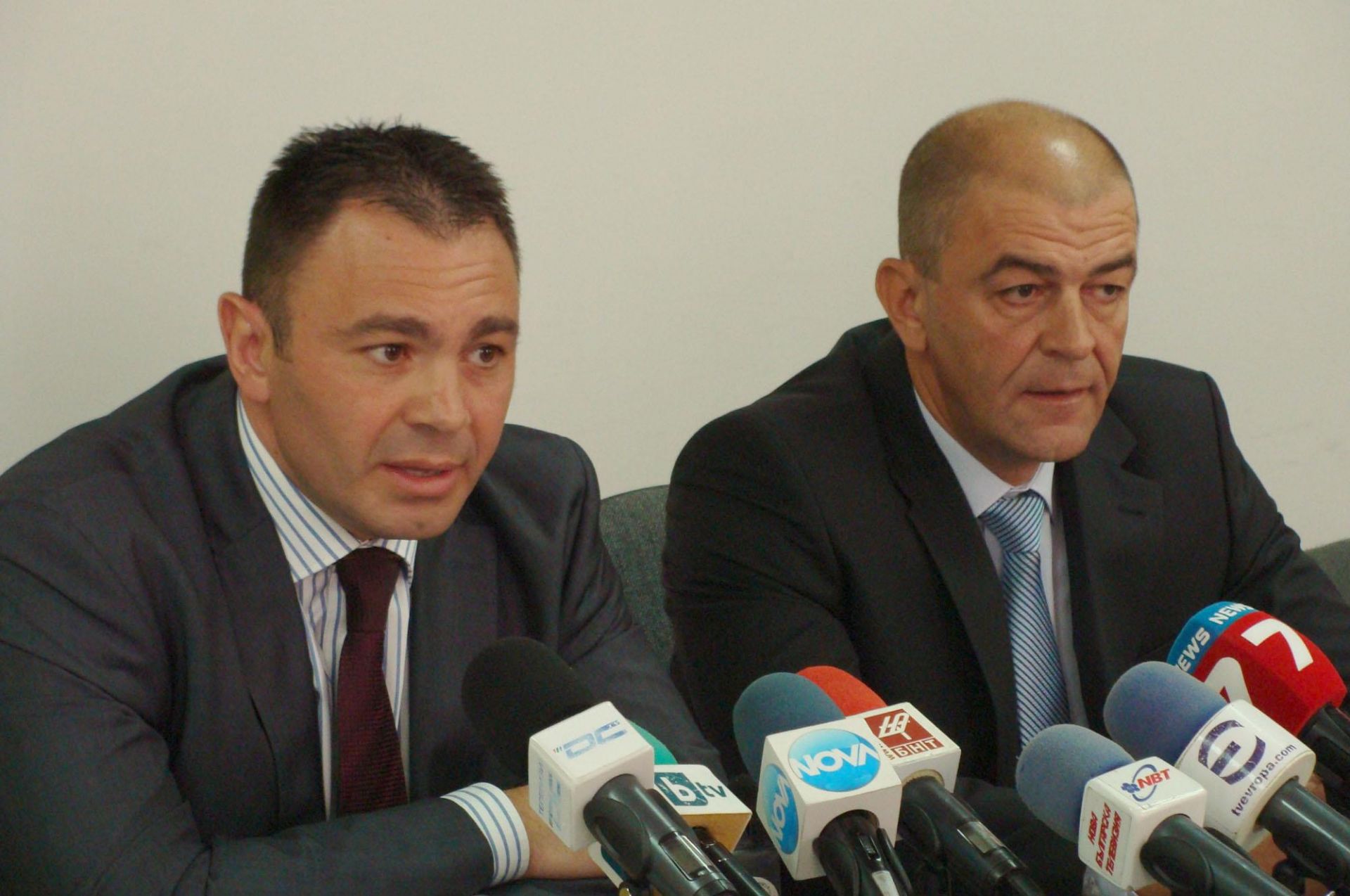 През 2013 г. тогавашният главен секретар на МВР Светлозар Лазаров представи Тодор Гребенаров (вдясно) като новия шеф на полицията в Пловдив