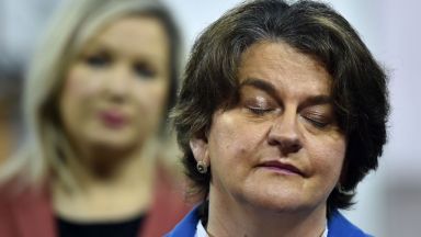 Бившата ирландска премиерка е обезщетена със 145 000 евро по дело за изневяра